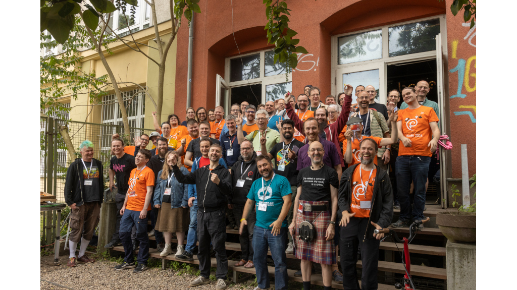 Foto de grupo de la MiniDebConf en Berlín 2024